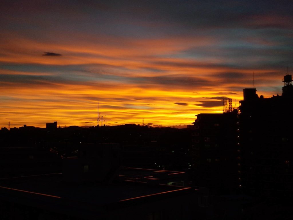 本年最初の投稿です。　夕日が明るく綺麗です。