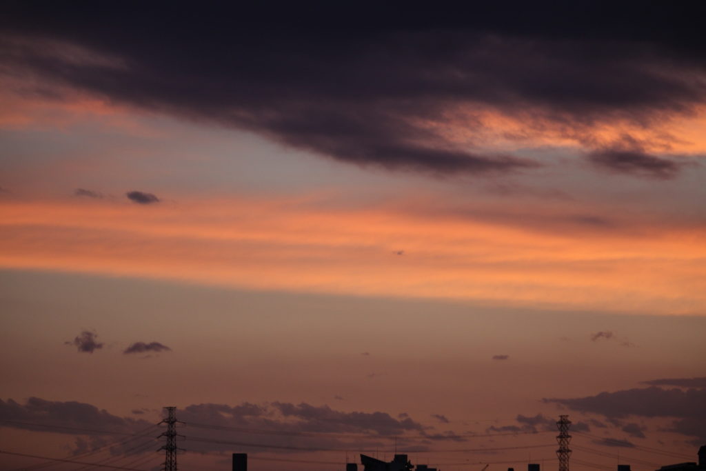 夕焼けと黒い雲