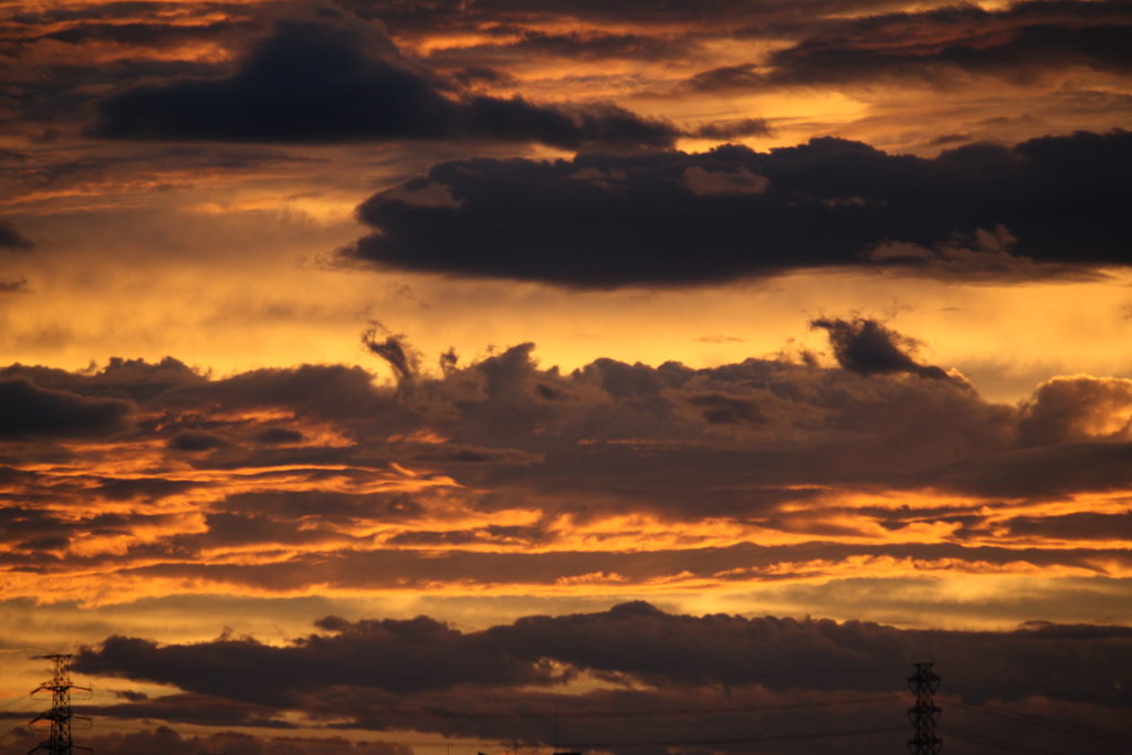 夕焼けと白い雲そして黒い雲