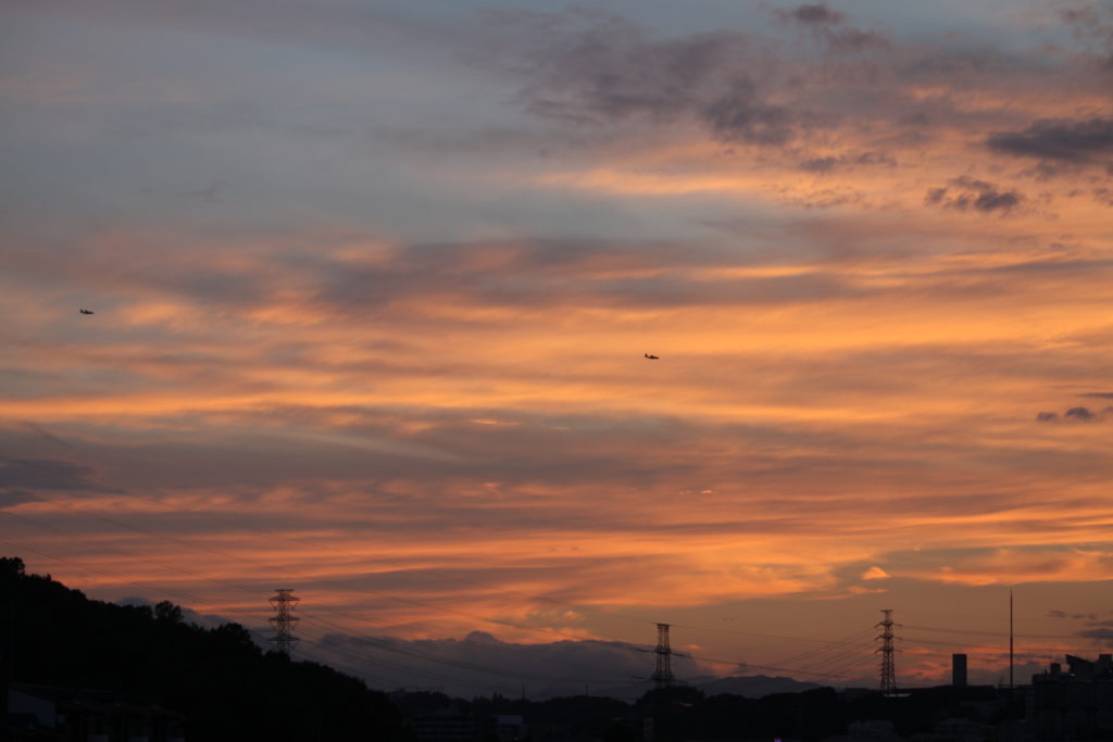 夕日に二機の飛行機です。