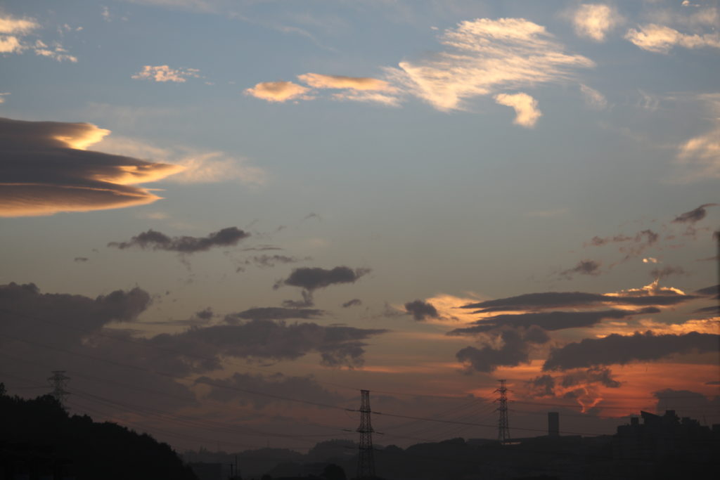 夕暮れが魚の集団の様です。