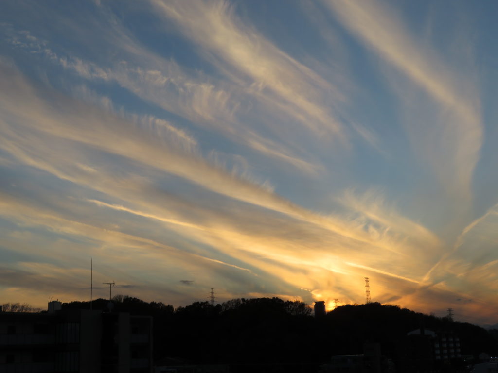 雲の流れに　夕日が美しく。