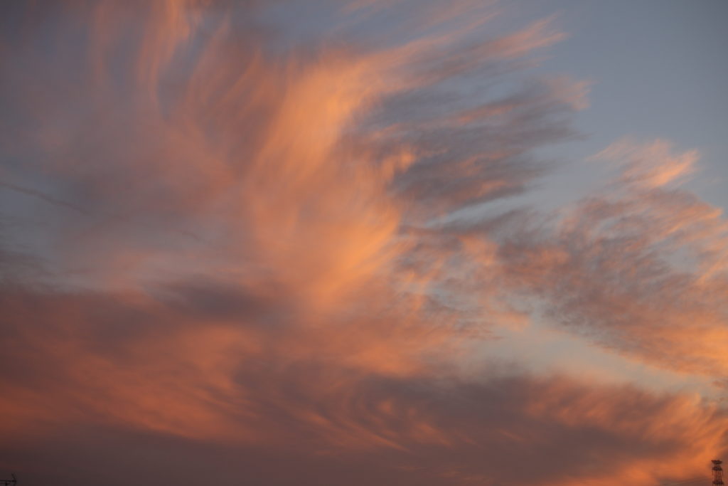 暴れん坊風の夕暮れの雲達です。