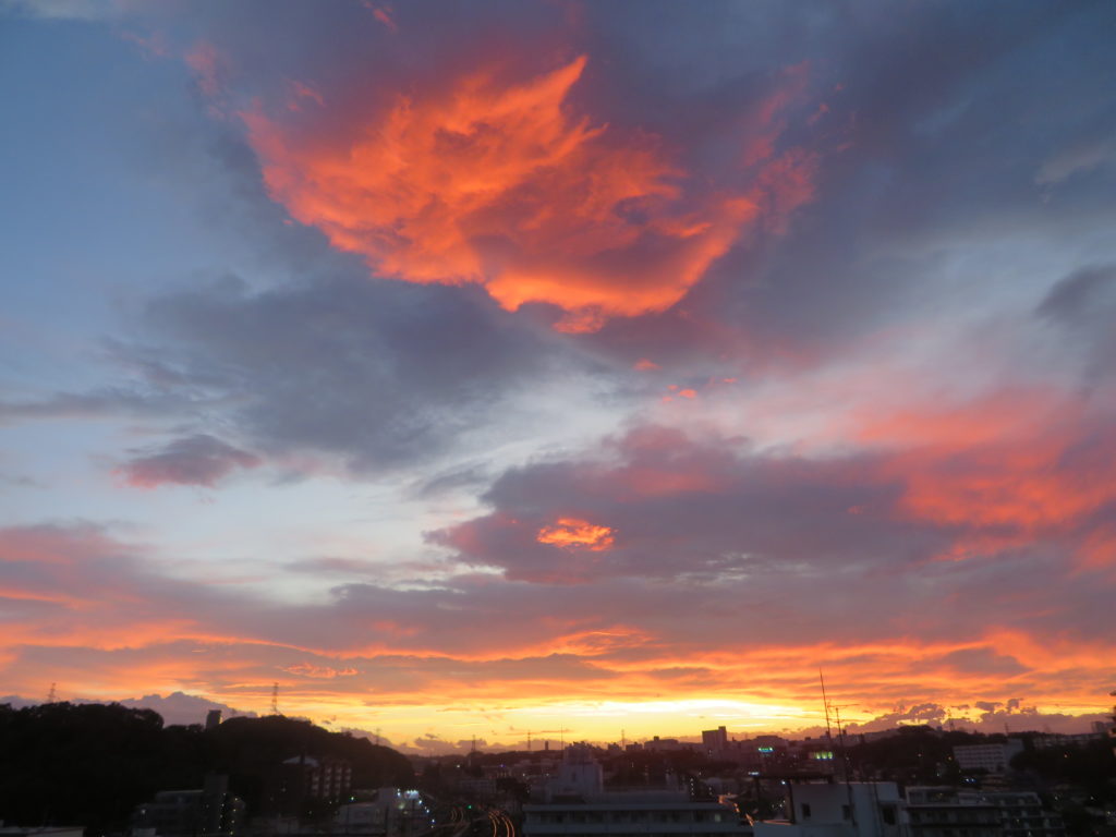 夕焼け雲が怒っている様です。