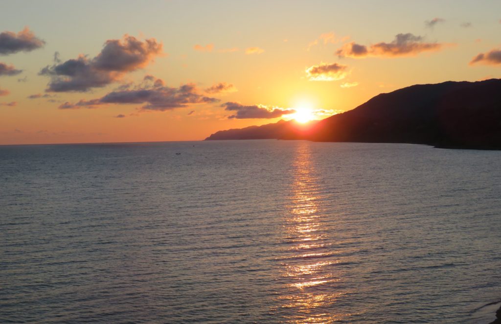 海面を照らす朝日です。