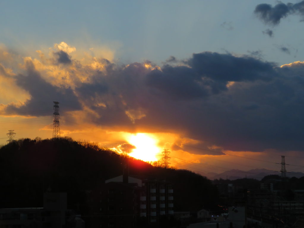 真っ黒な雲の下に沈みます。