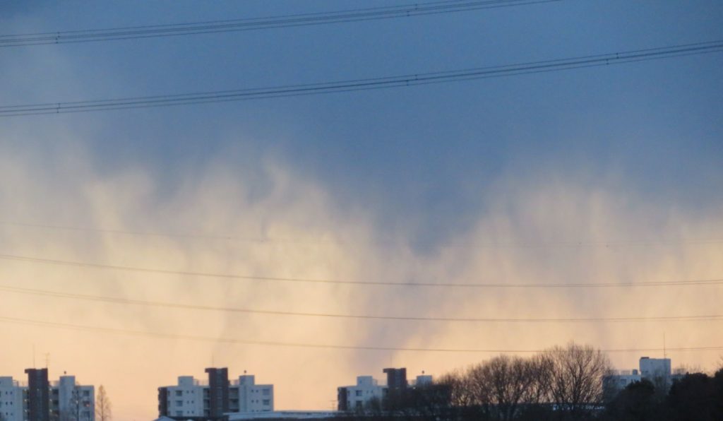 夕暮れの青い空と白雲の遊び模様