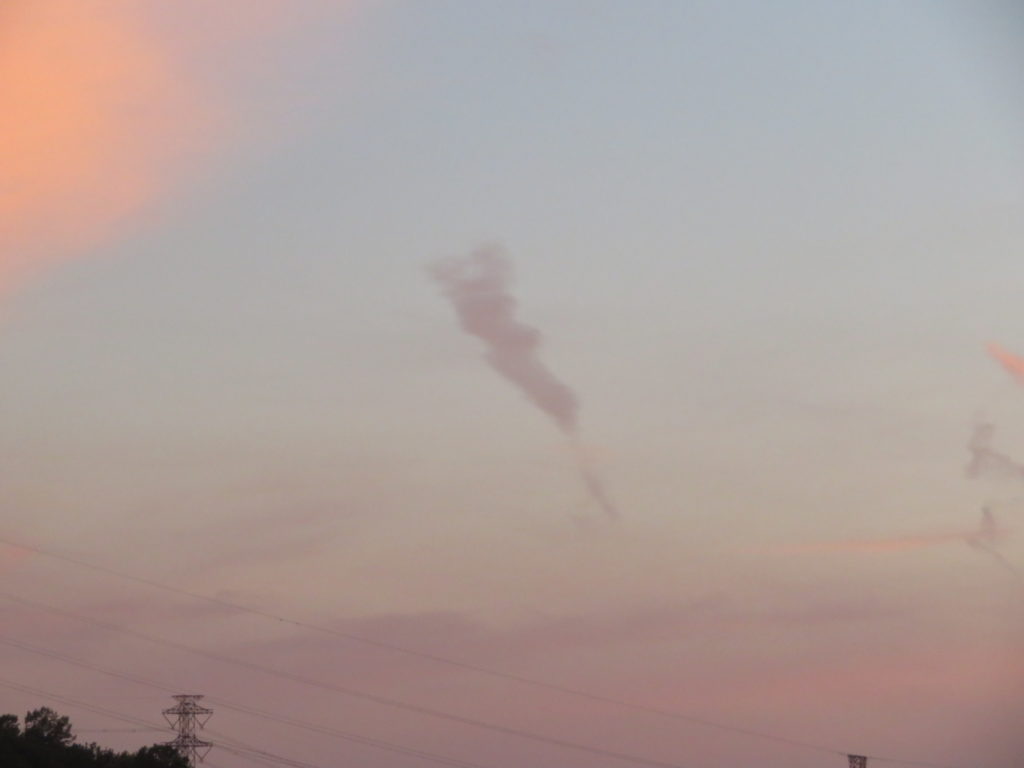 夕暮れ空に奇妙な雲です