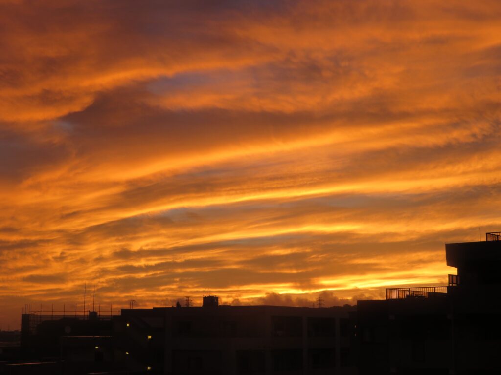 夕日に染まる赤い雲が波打っています。