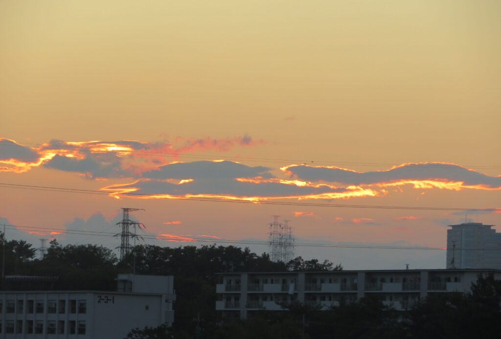 雲達夕日に照らされています。