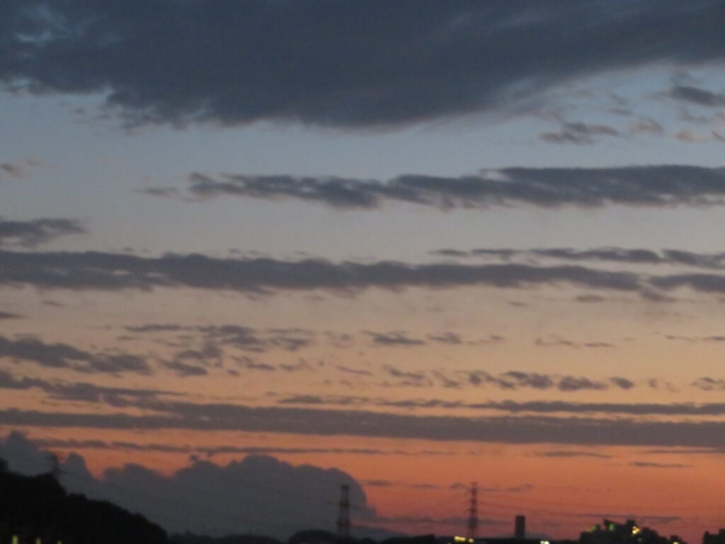 黒い雲が筋状に連なっています。