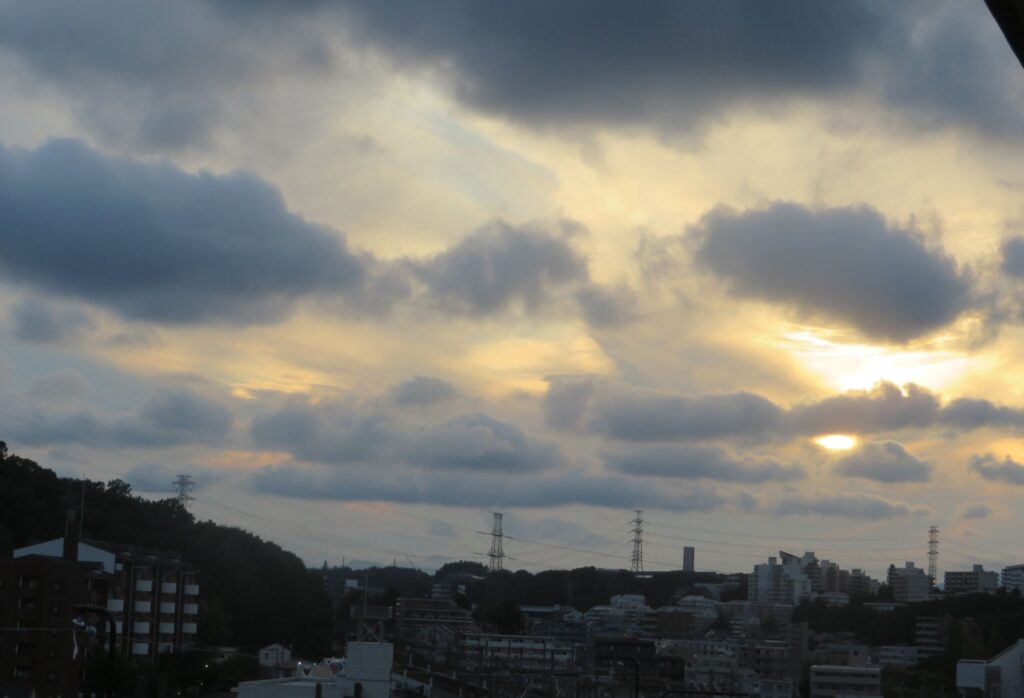 前回同様　夕日に黒い雲が。