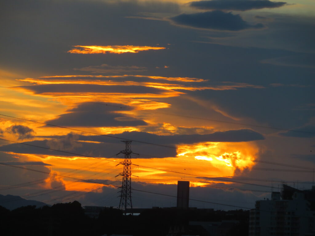 黒い雲に夕日が光ります